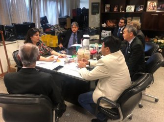 Prefeito durante umas das reuniões, com a senadora 